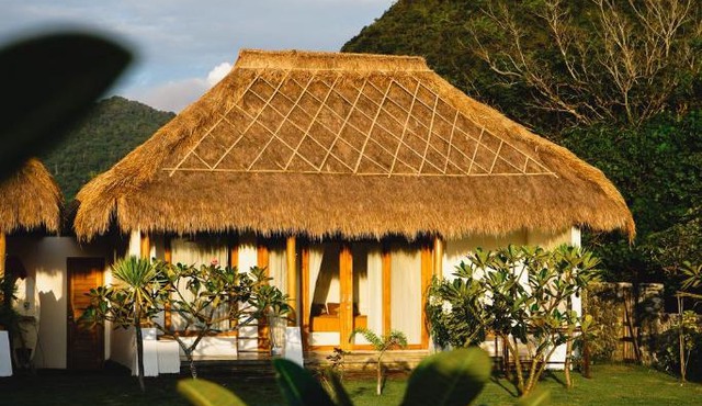 Muara Surf House - Yoyos beachfront in Sekongkang
