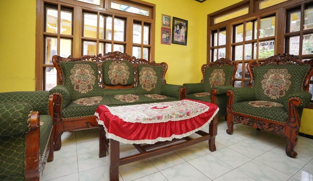 OYO 1967 Canaya Homestay in Tosari