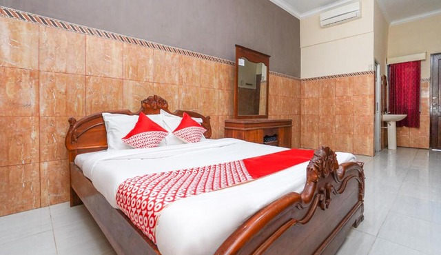 OYO 2715 Hotel Madinah Syariah in Pamekasan