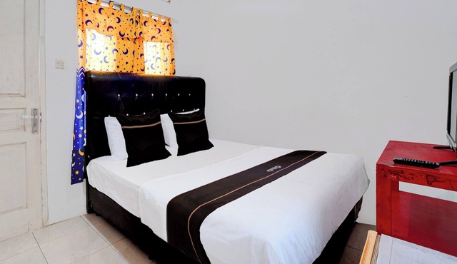 OYO 95065 Villa Ade in Cisarua
