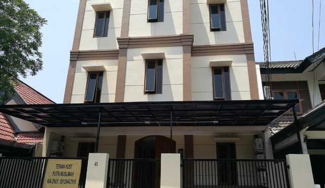 OYO Life 2594 Kost Azarina Syariah in Mencil