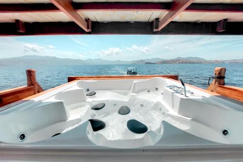 Phinisi Open Trip Komodo 3 days 2 Night in Limbung