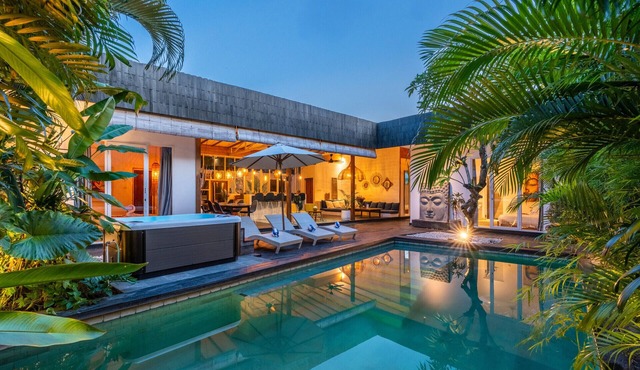 Private Pool Hot Tub Near Batu Bolong Beach
