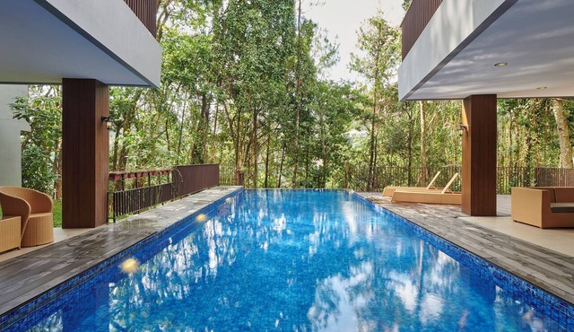 Radiance Hill View 10BR Villa with a Private heated swimming Pool in Cimenyan