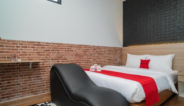 RedDoorz at Golden Averis Cibuluh Bogor in Bogor