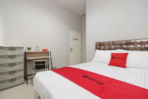 RedDoorz @ Jalan Demang Lebar Raya Palembang in Palembang