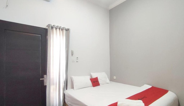 RedDoorz near Graha Saba Buana 2