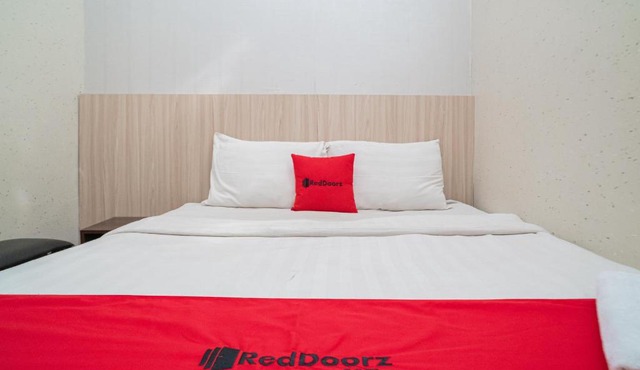 RedDoorz near Matahari Singosaren Solo in Solo