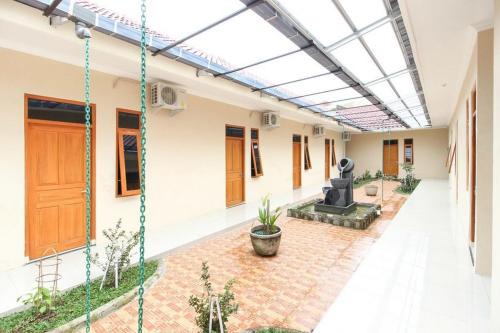 RedDoorz near Sheikh Zayed Surakarta in Solo