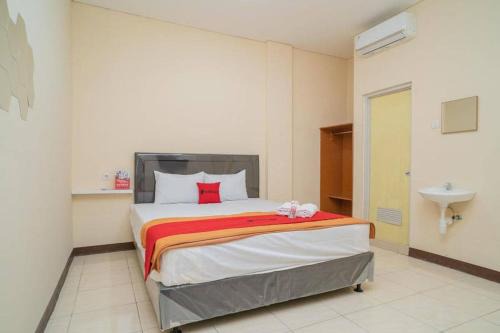 RedDoorz near Stasiun Tangerang in Kebandjahe