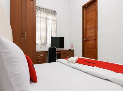 RedDoorz near Trans Studio Mall Cibubur in Depok