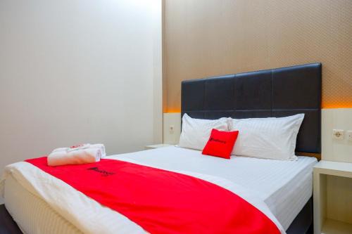 RedDoorz near Universitas Muhammadiyah Purwokerto in Kembaran