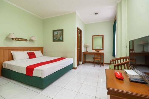 RedDoorz Plus near Kemang Raya in Jakarta