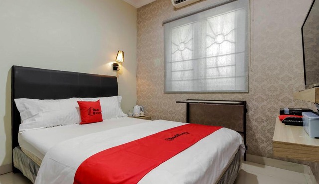 RedDoorz Plus near Lippo Cikarang Mall in Bekasi