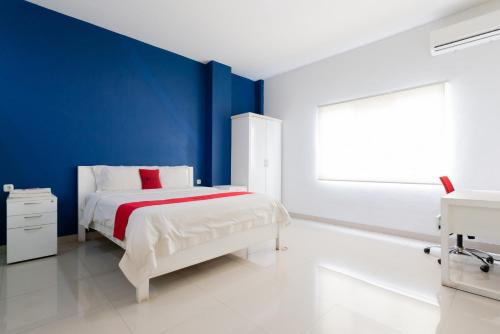 RedDoorz Plus near Living Plaza Jababeka in Bekasi