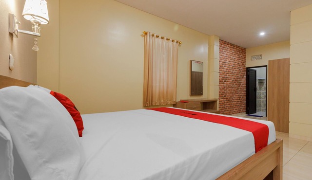 RedDoorz Plus near Pantai Malalayang Manado in Manado