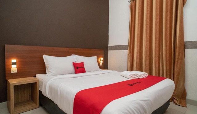 RedDoorz Syariah near Kota Cinema Mall Jatiasih in Kebantenan Tiga