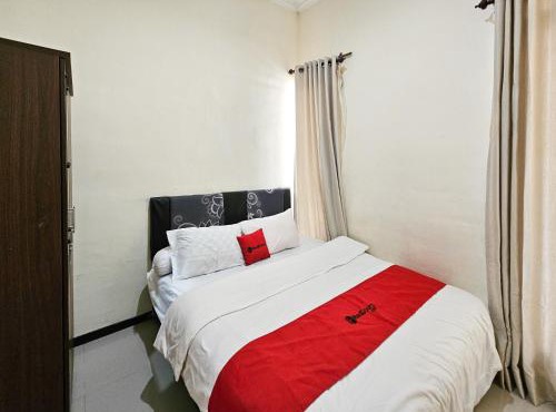 RedDoorz Syariah Nanna Homestay Near Dino Park in Tlekung
