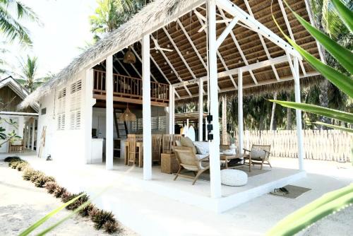 Rote White House - Secluded 4BR Coastal Haven in Nembrala