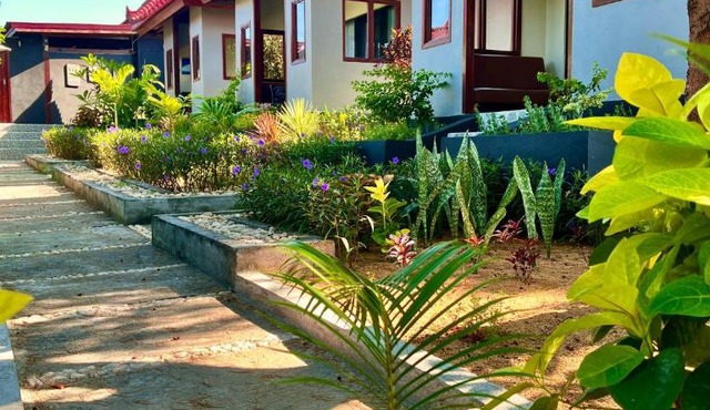 Secret Garden Surf Resort, walk to waves in Ekas
