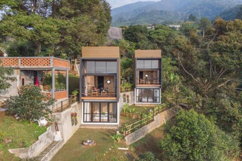 Selayang Oribu - Cabin on the Mountain