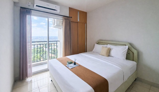 Spacious And Warm Combined Studio Room At Apartment Serpong Greenview in Tangerang