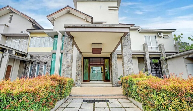 Spacious Triple Suite for Groups with Free WiFi in Padang