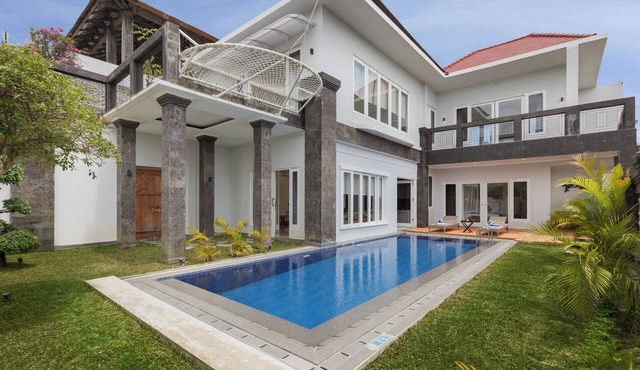 Stunning, 5-Bedroom Villa with GWK View in Ungasan