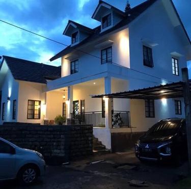 Stylish Villa at Green Apple U 35A Cipanas Puncak in Sindanglaya