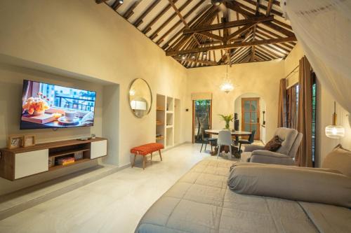 Suite room 2 near Bali zoo in Darmasaba