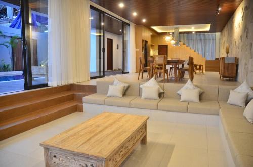 Sunshine City View Villa 6 Bedrooms With a Private Heated Swimming Pool in Bandung