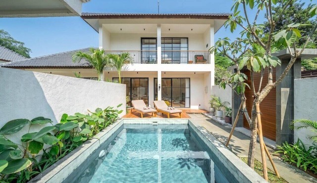 Ubud's Tropical 2BR Gem w Outdoor Tub, Pool, Patio in Gianyar Regency