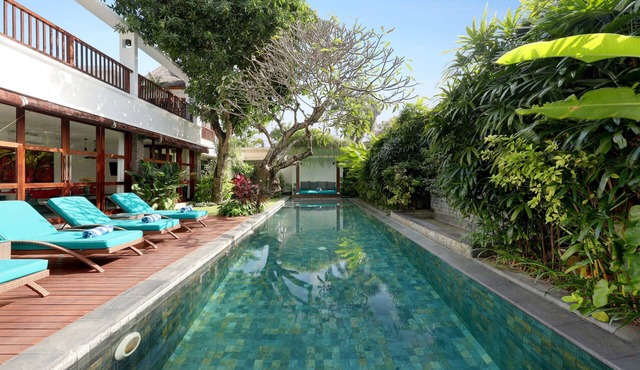 Villa Amira · 5BR · 17m Pool · Walk to Beach in Legian
