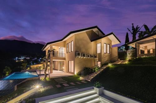 Villa Bahenol Puncak in Cisarua