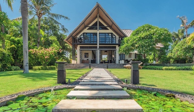 Villa Banjar Beach: Private villa with a chef, pool, and beach - Lovina, North Bali