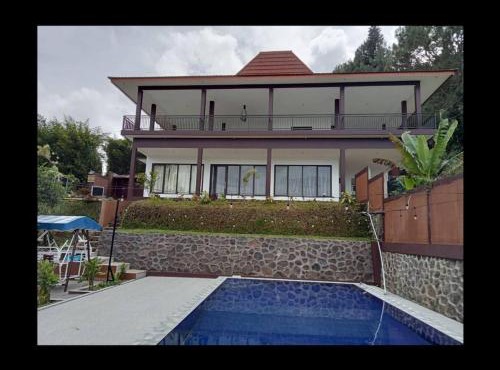 Villa Brown Cisarua in Paragajen