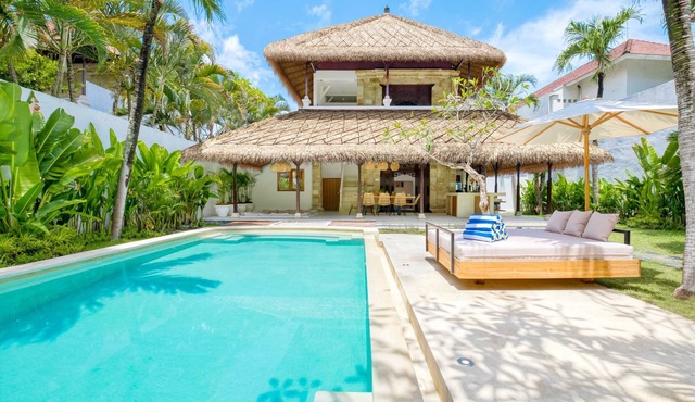 Villa Chandika - 4BDR, private pool, near beach in North Turramurra