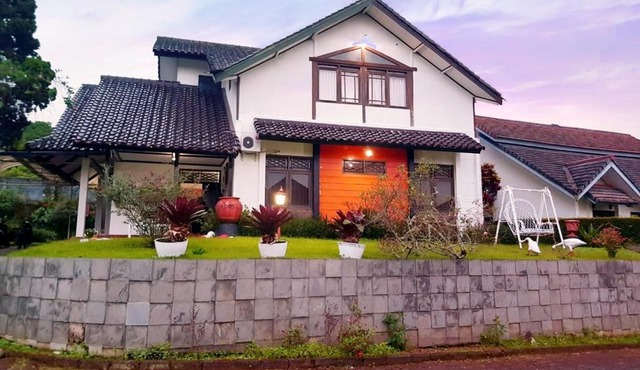 Villa Gardenia & Amora Park Puncak Bogor in Cinengangirang