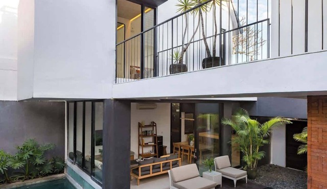 Villa Kelana 3BDR, Berawa - Breakfast Included! in Canggu