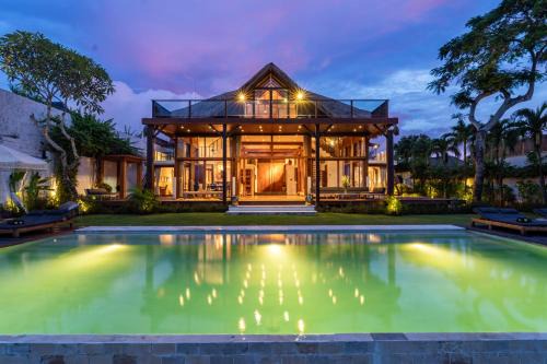 Villa Selatan Oceanfront Cliffside Sunset Pool
