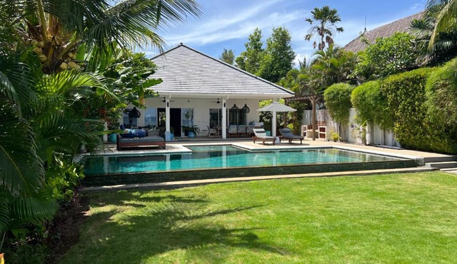 Villa Serenity Beachfront Bali in Pengastulan