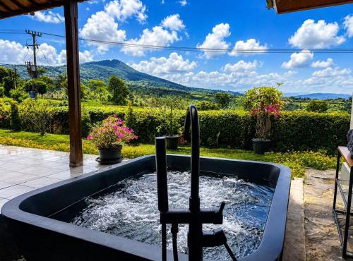 Villa Singha with stunning views near Bedugul Lake & Golf in Baturiti