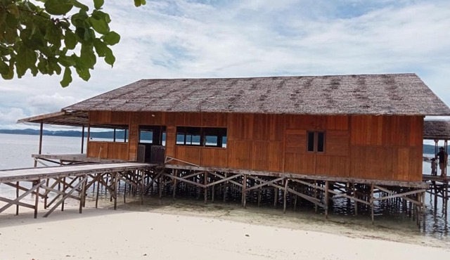 Yenkoranu Homestay and Dive Center in Waisai
