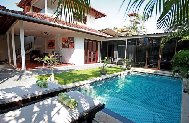 3 Bedroom Pool Villa, Central Seminyak, Daily housekeeping staff in Seminyak