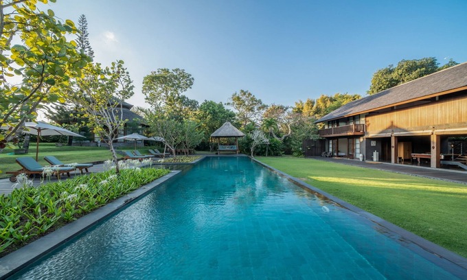 Umalas Villa | 7BR Villa For Large Groups W/Pool Table, Canggu! 9Min Drive To Seminyak Square!