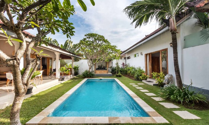 Laksmana Villa | How to Rent Your Own Private Luxury Holiday Villa in Seminyak for Less than Basic Hotel