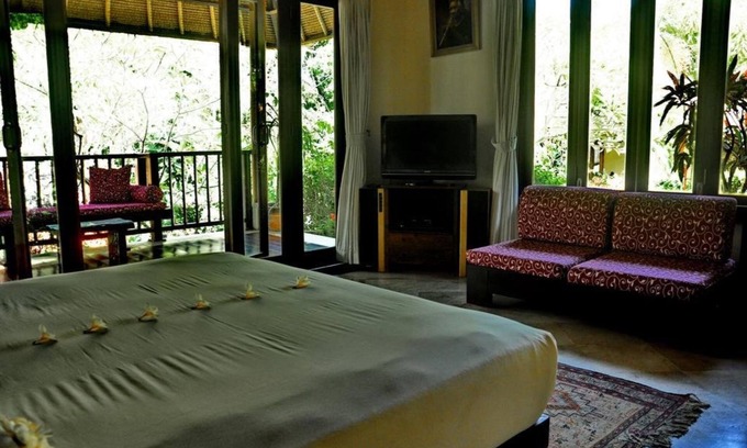 Celuk House | Junior Suite room in Sukawati, surrounded by lush gardens
