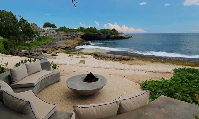 Mushroom Bay Villa | Steps from the Sea, Wrapped in Luxury – Bali Villa 1073