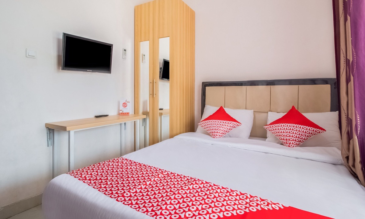 Karawang Hotel | OYO 3256 Rukost I8