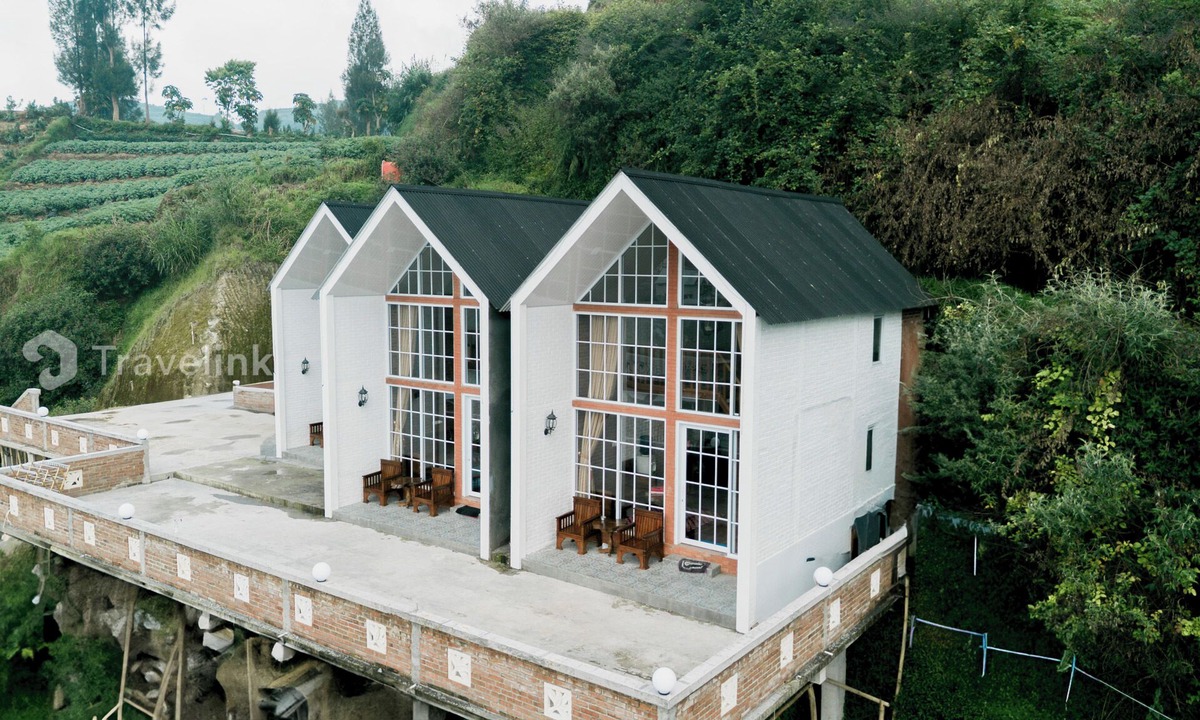 Kejajar Cottage | White Cabin By Travelink